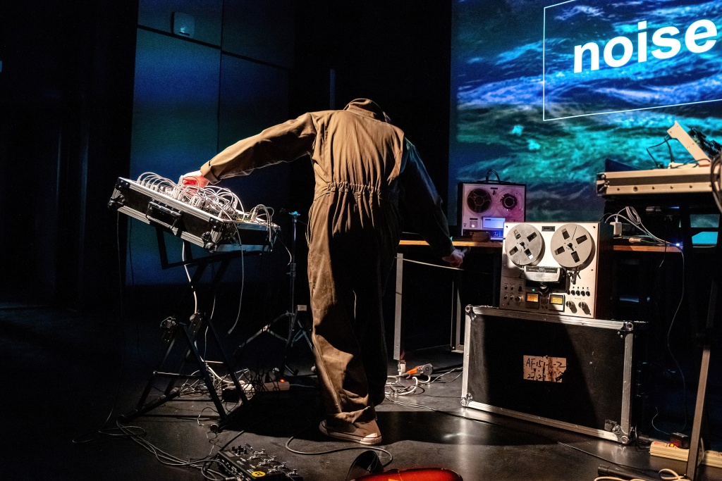 На Новой сцене Александринки noise перейдет в акустику